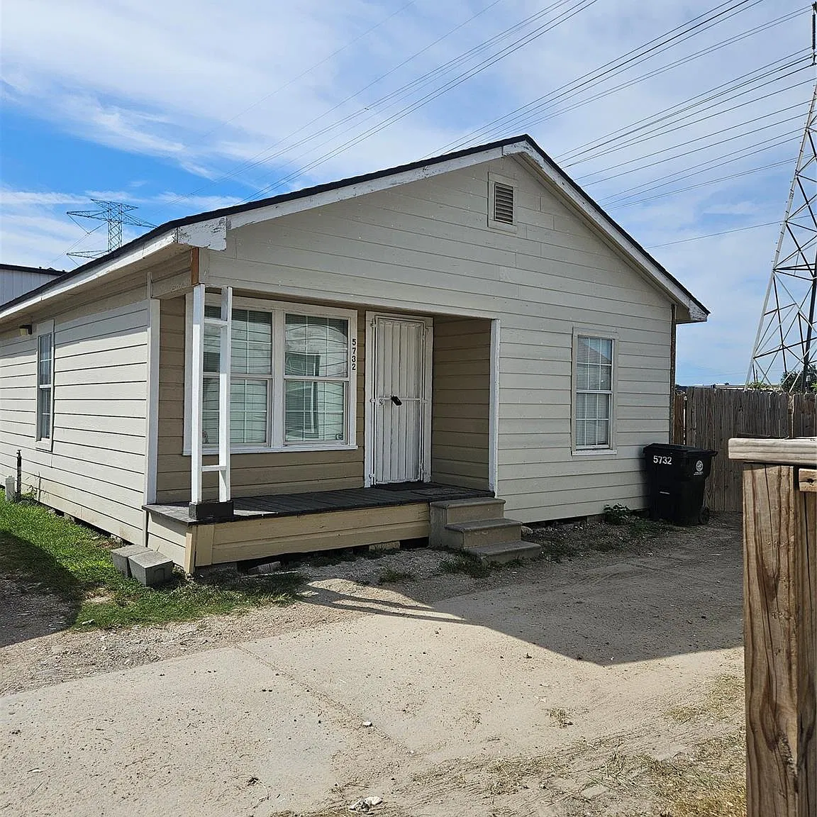 3 bed, 1.5 bath, 920 sqft, $1,500 — Photo 1