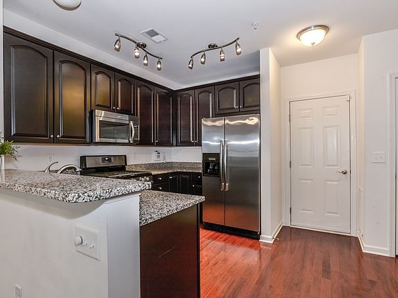4th image of 2251 Kew Gardens Dr