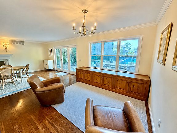 5th image of 45 Quogue St