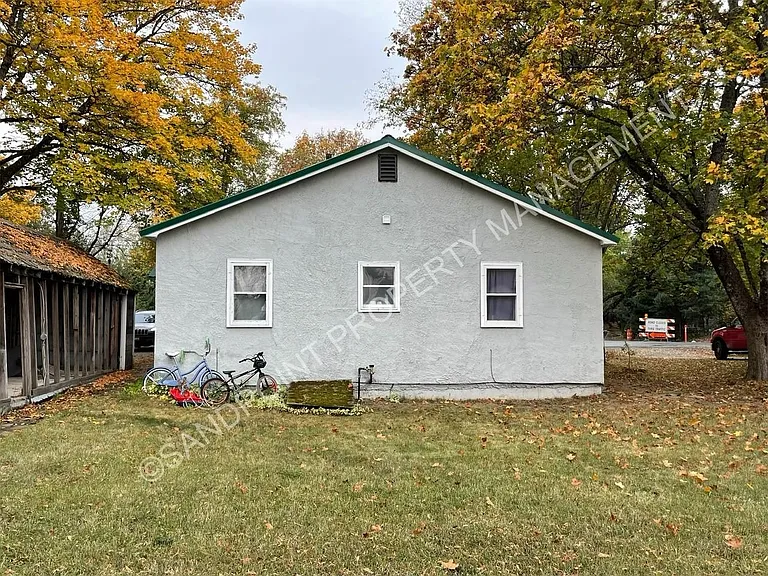 920 Larch St — Photo 2