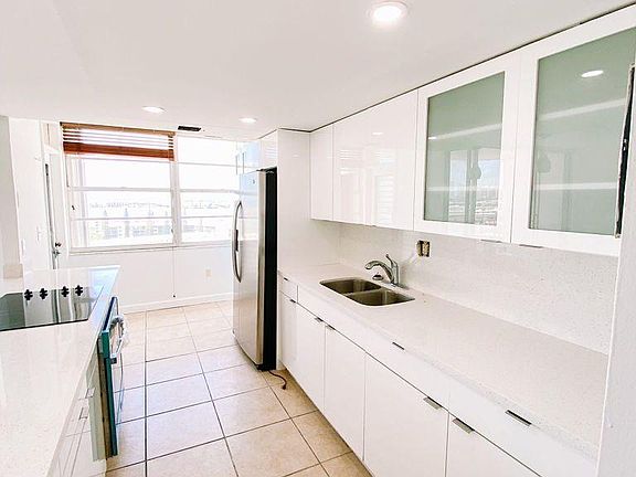 2nd image of 18021 Biscayne Blvd APT 1404