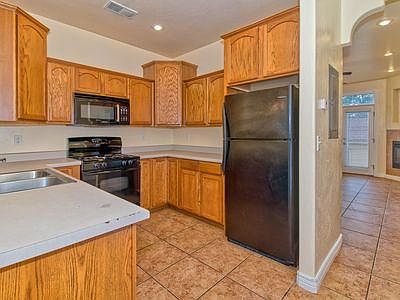 4th image of 1495 E Payton Way