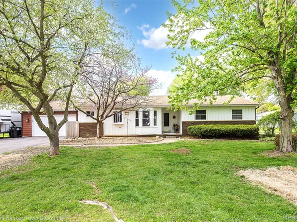 222 Bain Dr, Howell, MI 48855