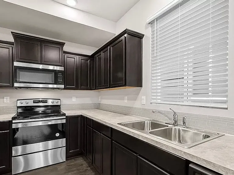 18729 Emmons Ct E — Photo 8