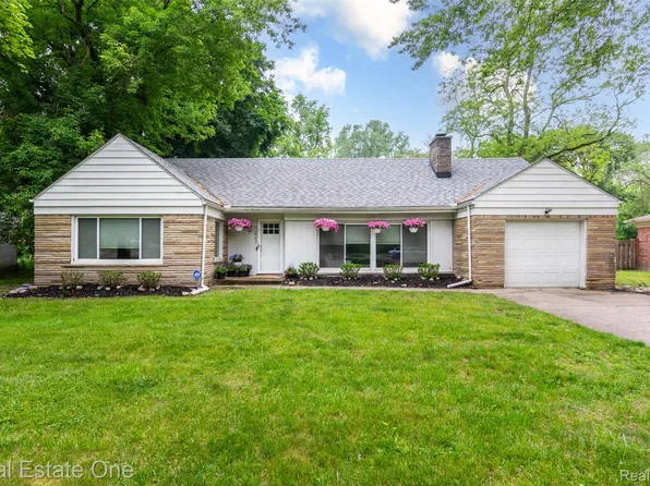 22485 Fairway Dr, Southfield, MI 48033