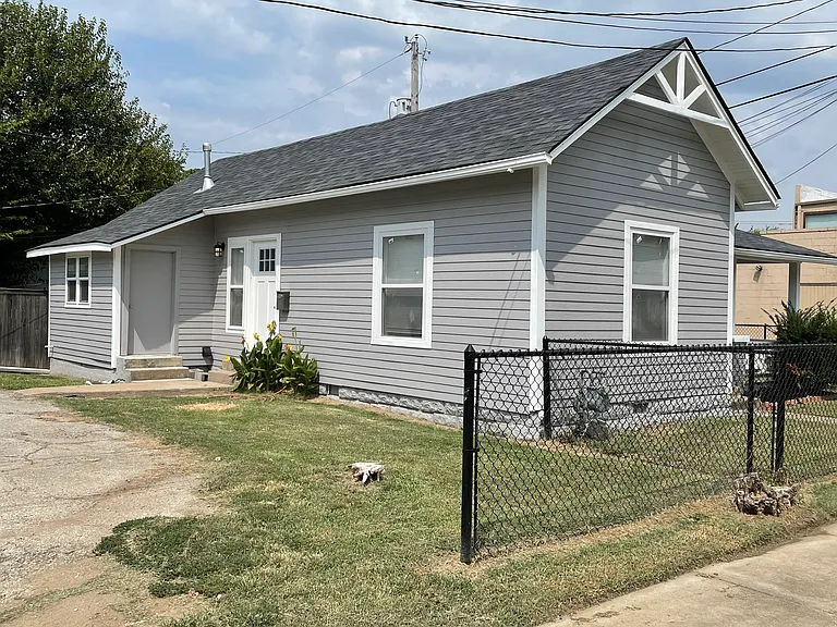 110 S Yorktown Ave — Photo 2