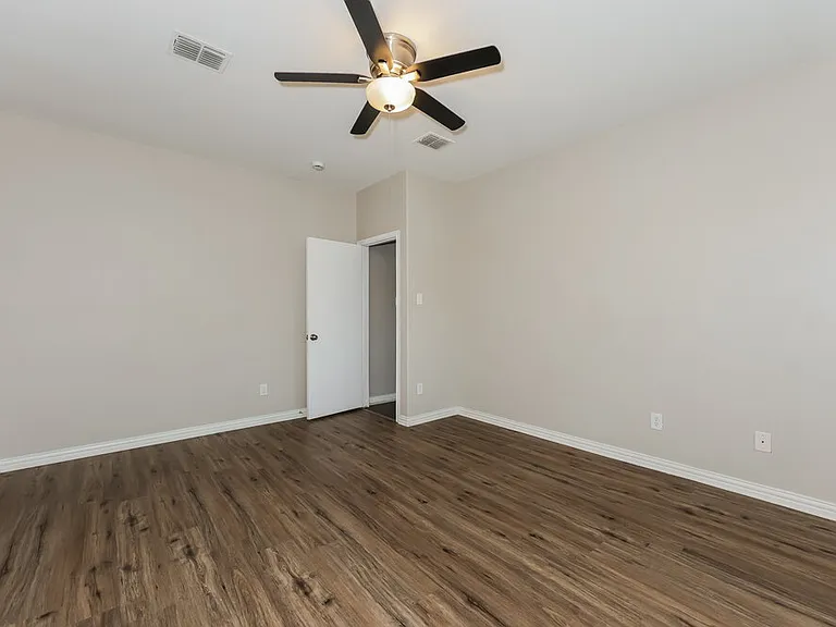 573 Creekbend St — Photo 10