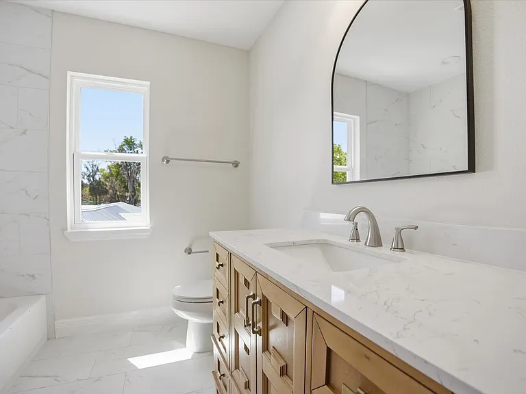 206 W Fox St #A — Photo 8