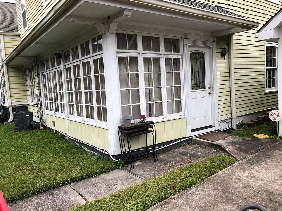 Private entrance with gorgeous windows in main living area