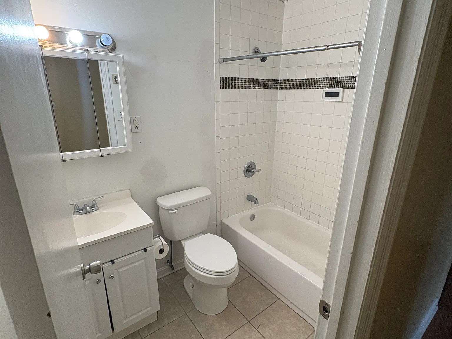 3 bed, 1053 sqft, $1,600 — Photo 3