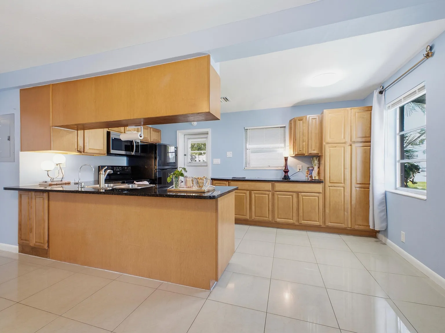 2 bed, 1.0 bath, 1041 sqft, $2,995 — Photo 3