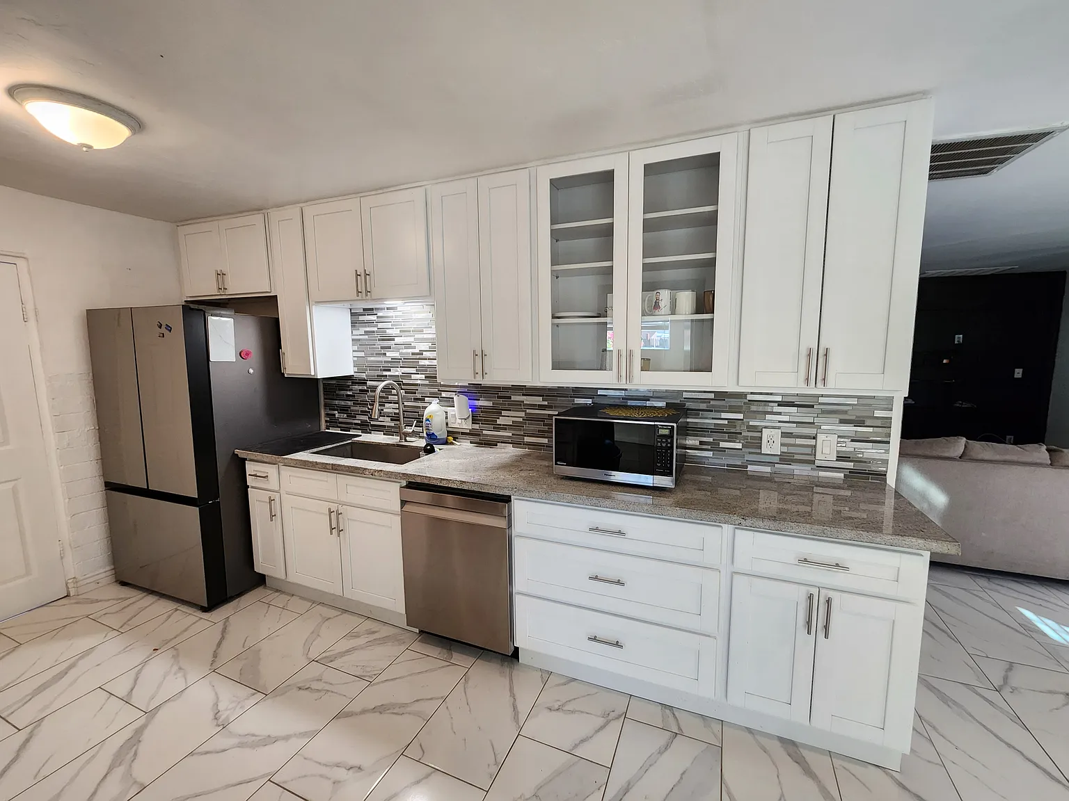 6 bed, 2324 sqft, $3,500 — Photo 3