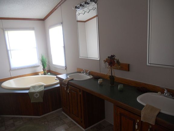 Master Bath w/ Dual Vanities & Make up Bar
