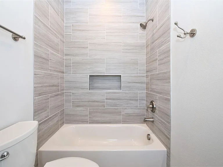 816 W 22nd St — Photo 17