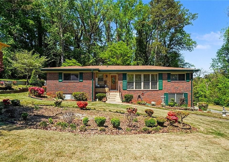 1st image of 2429 Woodhill Ln