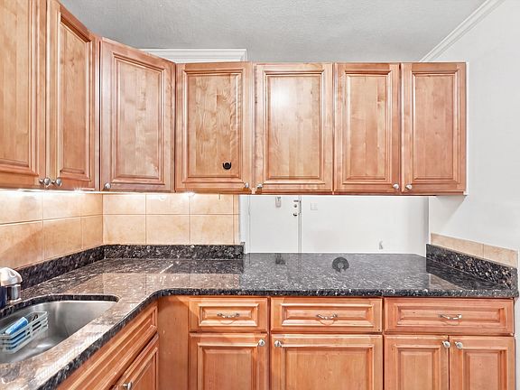 3rd image of 237 N Main St APT 5