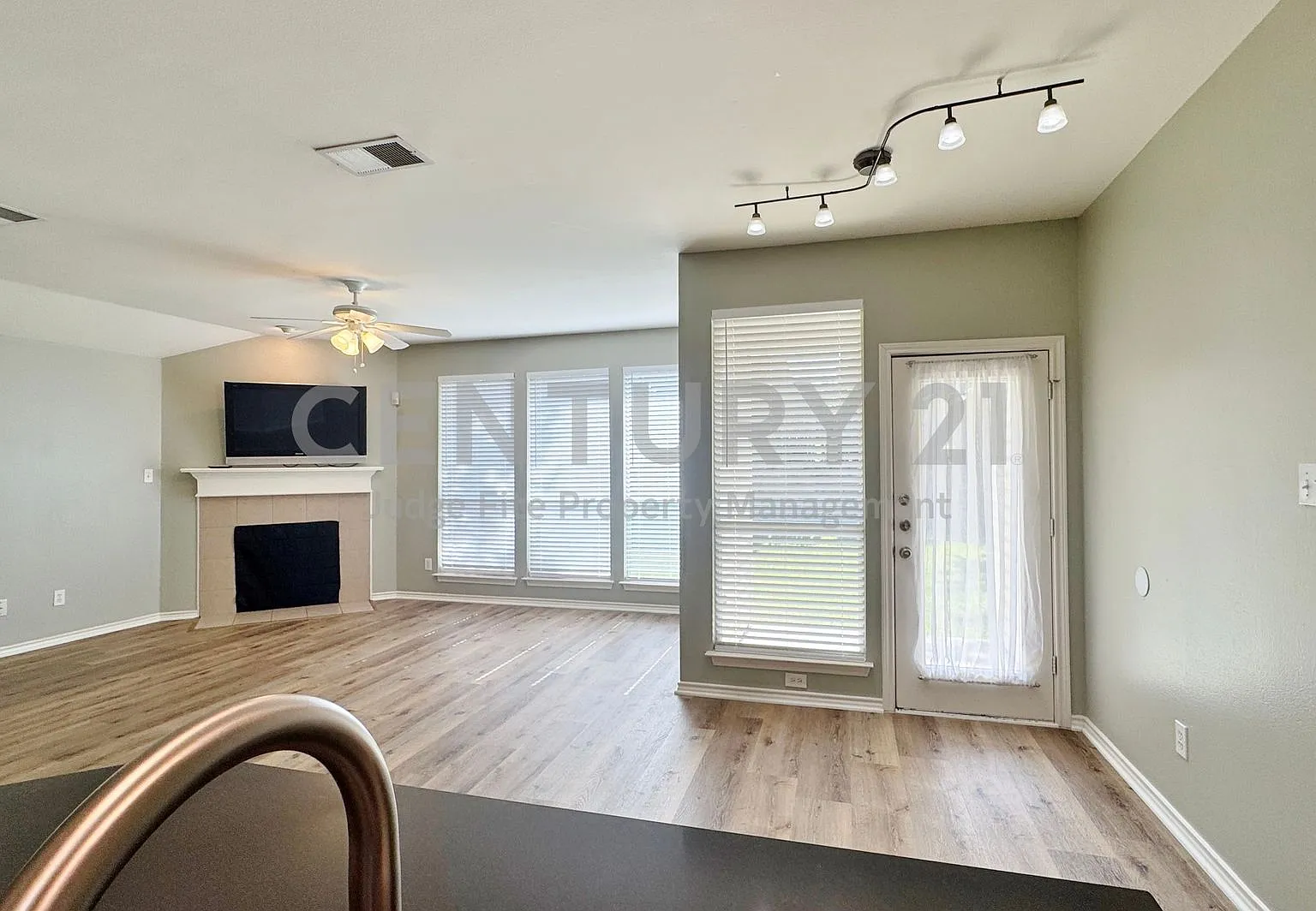 Stunning 3/2/2 in Euless For Rent! — Photo 2