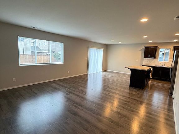 3rd image of 2925 Mahogany St NE