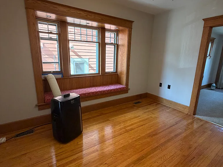 139 Leslie St — Photo 8