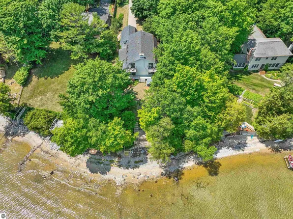 245 S Nanagosa Trl, Suttons Bay, MI 49682