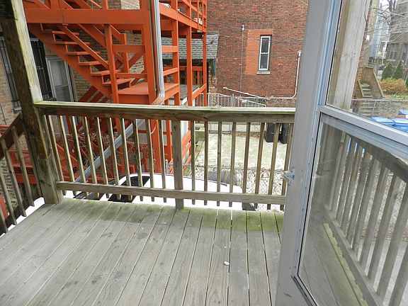 5th image of 646 W Barry Ave #1R