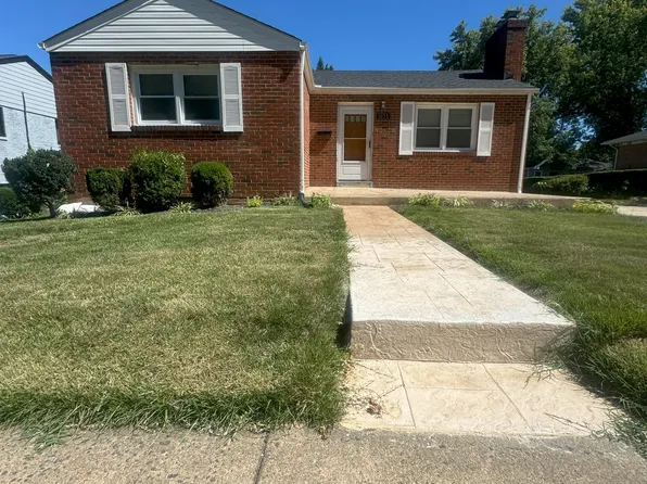 1023 N Quaker La, Alexandria, VA 22302