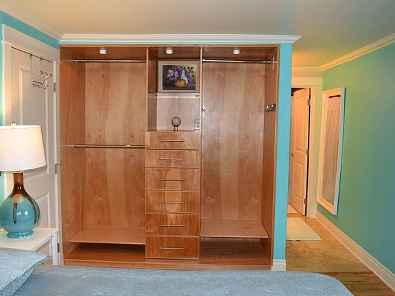 3rd image of 732 Kirkland Cir