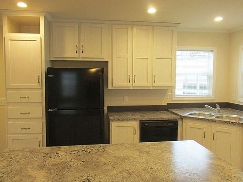 3rd image of 82 Suzanne Blvd