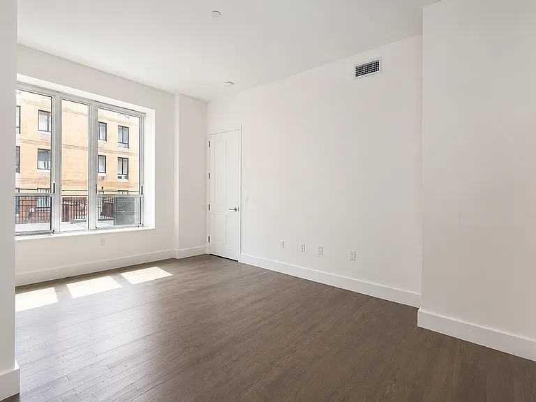 416 W 52nd St #200 — Photo 4