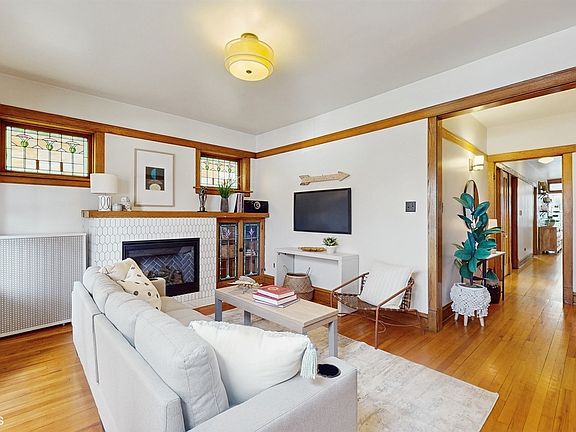 3rd image of 4423 N Hermitage Ave #1N