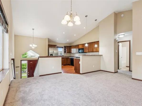 289 Hickory Ct, Tiffin, IA 52340