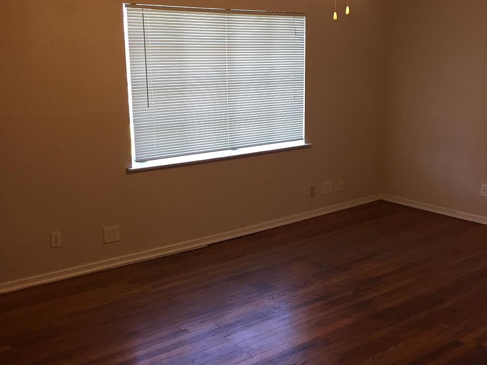 Living Room area. Hardwoods, Ceiling fan. Nice street view