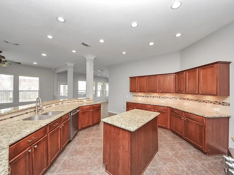 18403 Sierra Falls Ct — Photo 32