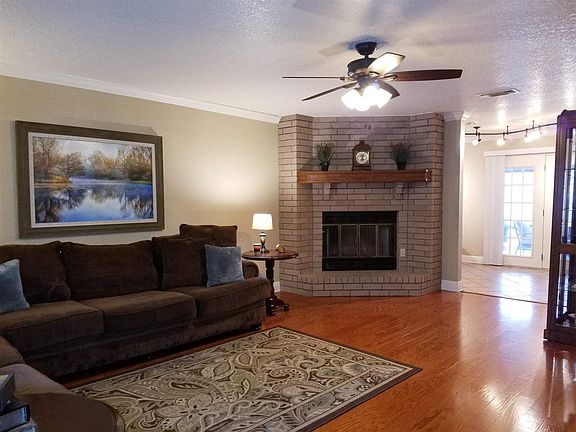 2nd image of 1009 Rebecca Ln