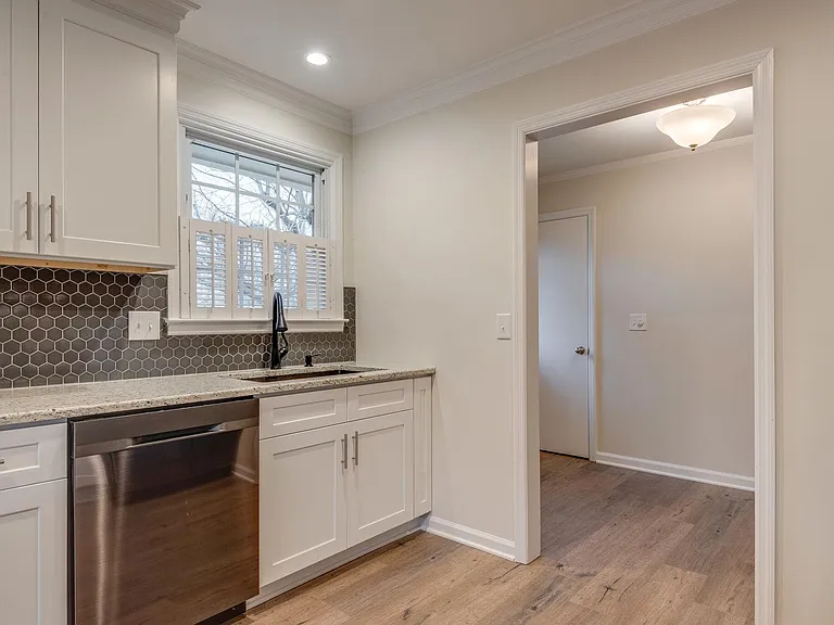 826 Victoria Dr — Photo 18