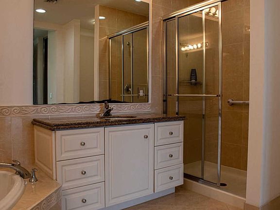 4th image of 32 Harbour Isle Dr E #104