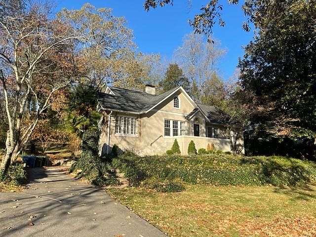Front driveway--set far back from Hixson Pike