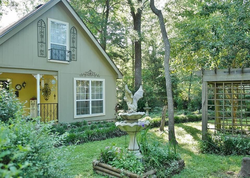 29 Michael in Riverside Harbor in Huntsville,Tx. 77320 Front of home and all landscaped!