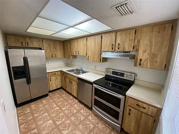 4th image of 3251 Bloomingdale Villas Ct