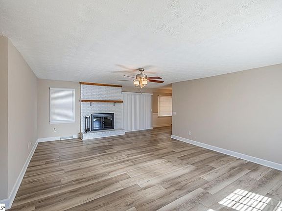 3rd image of 905 Brentwood Way