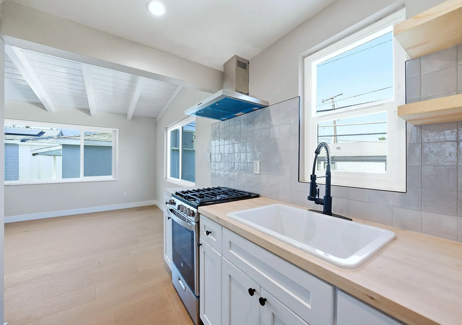 Incredible Beach Front Apartment In The Hear of Belmont Shore — Photo 4