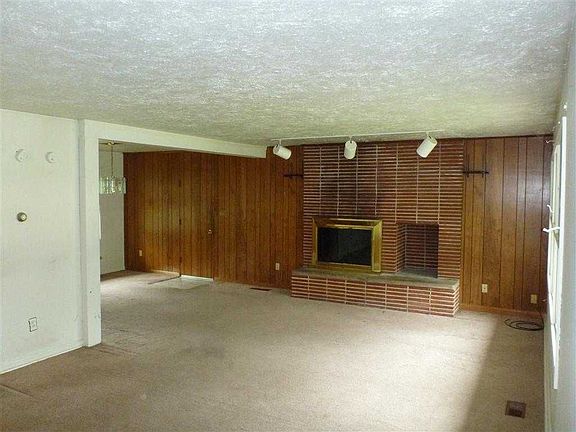 2nd image of 204 E Worley Ave