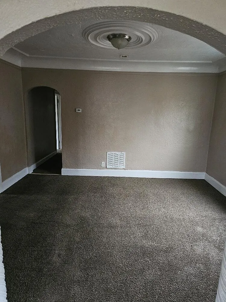 3 bed, 1.0 bath, 2433 sqft, $1,250 — Photo 2