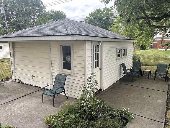 4th image of 20206 Sunnyside St