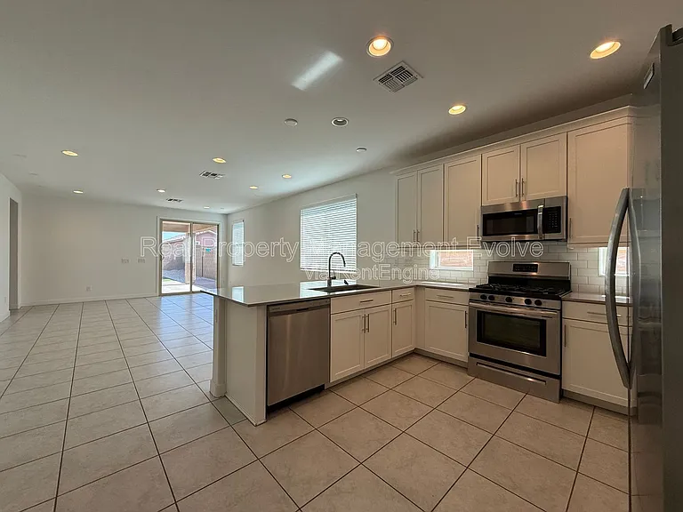 6324 W Warner St — Photo 3