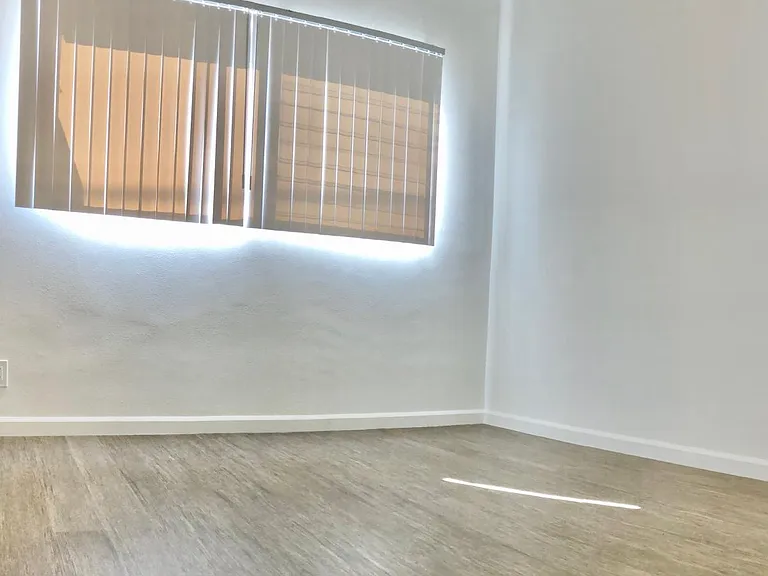 425 S Alexandria Ave — Photo 13