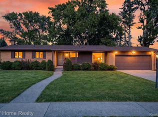 16850 Surrey St, Livonia, MI 48154