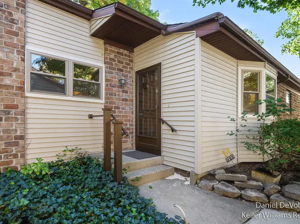 2697 Chatham Woods Dr SE, Grand Rapids, MI 49546