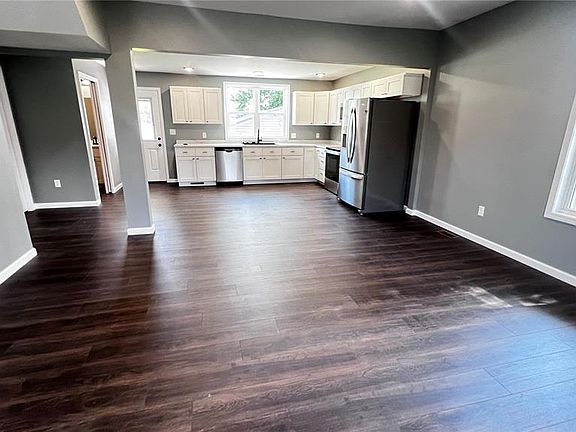 5th image of 1038 W Saint Joseph St