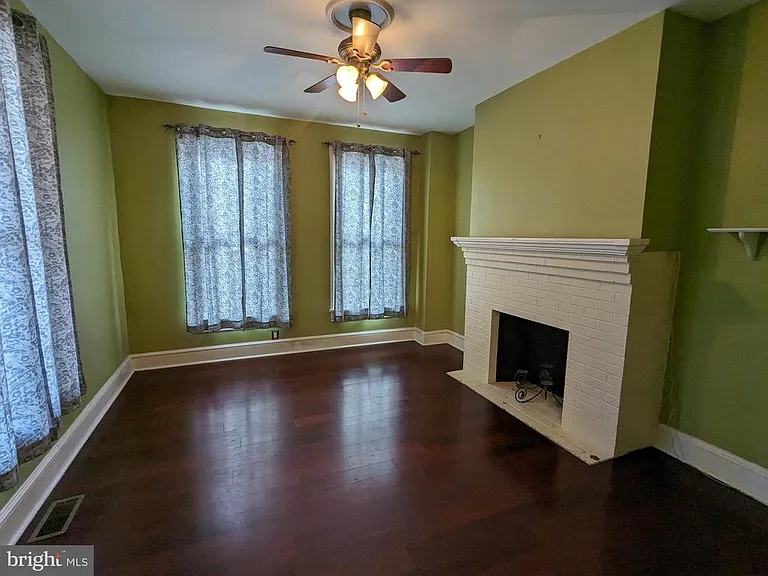 306 N Locust St — Photo 5